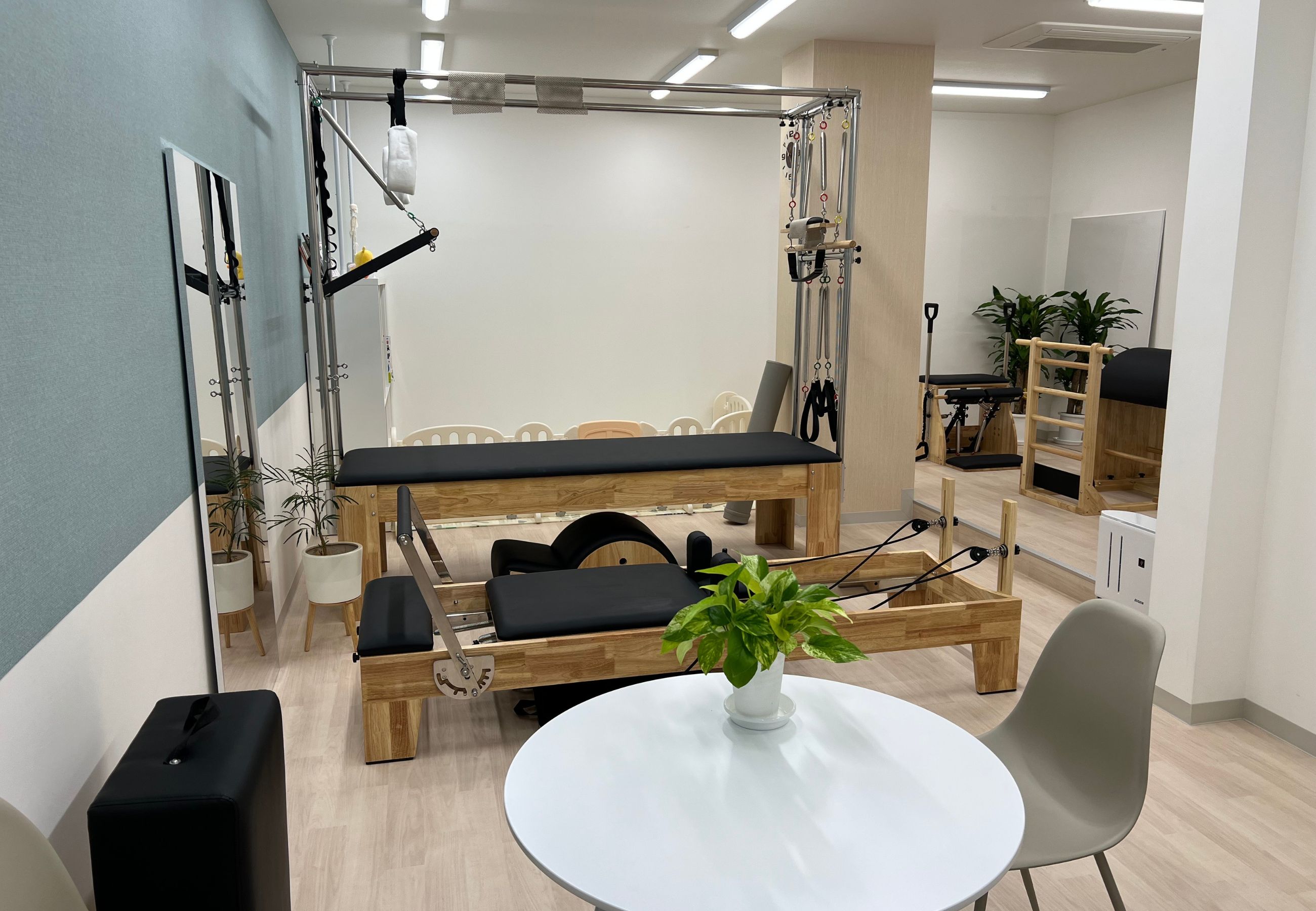 スタジオ内観（リフォーマーとキャデラック）