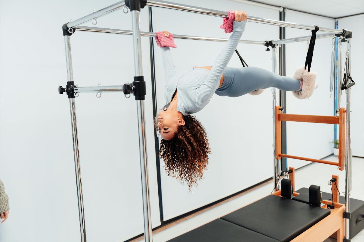 キャデラックを使って姿勢や呼吸を整えるTRUE FORM PILATESのレッスン風景