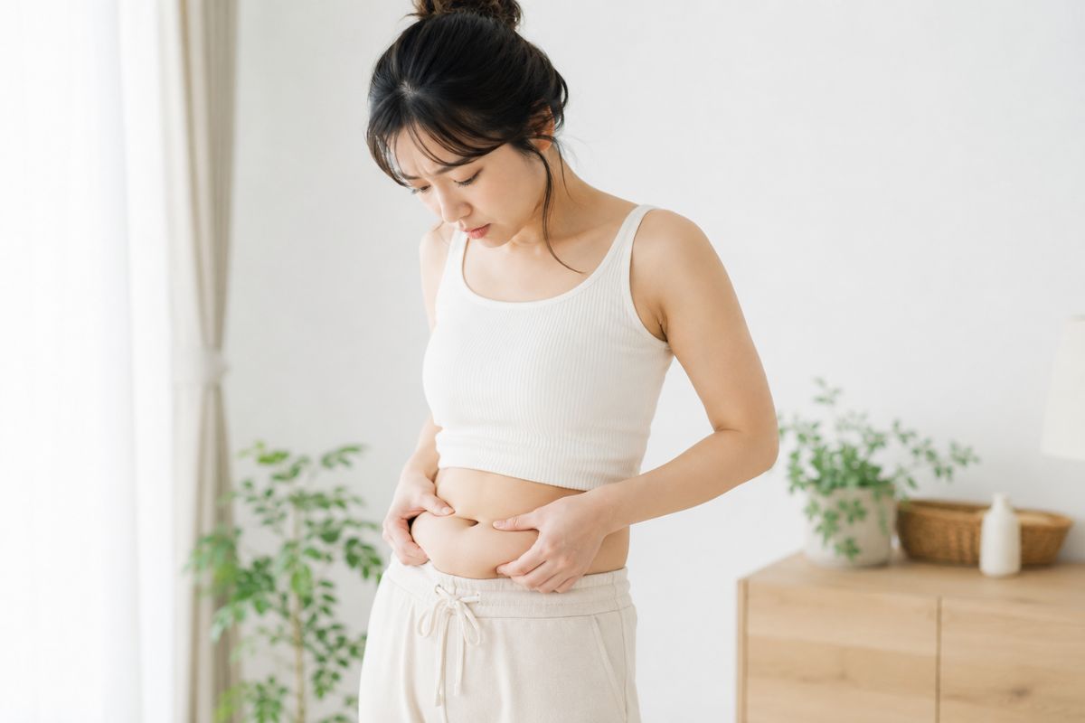 下腹が出やすい方に多い姿勢のクセを説明するイメージ