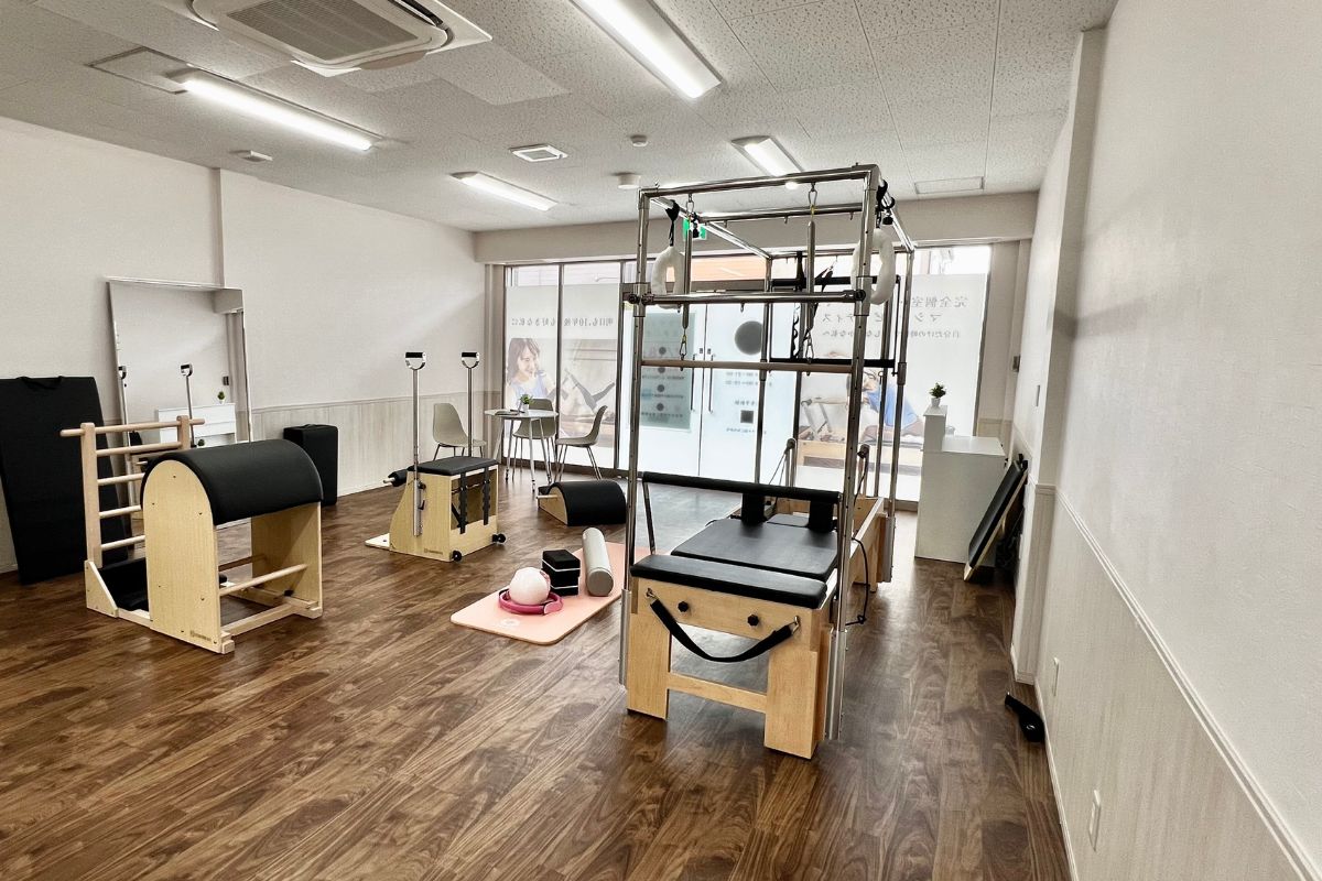本格的なピラティスマシンを完備したスタジオのイメージ